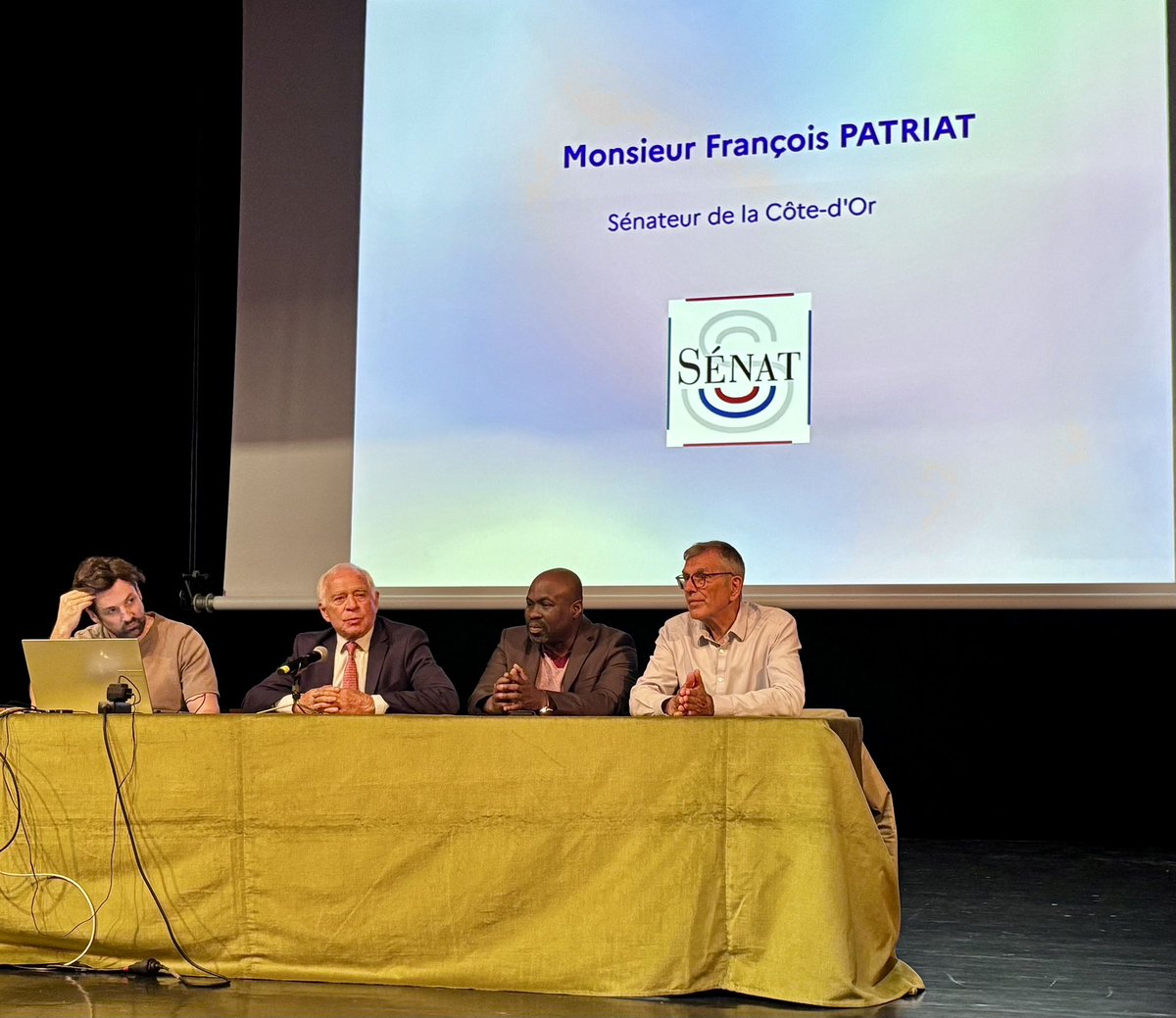 François Patriat (@f_patriat) on Twitter photo 🎙️Présent ce matin à Albert pour échanger avec les acteurs de l’#InformationJeunesse en Hauts-de-France.
Je salue l’engagement du <a href="/crijhdf/">CRIJ Hauts-de-France</a> pour informer, accompagner et donner des repères aux jeunes dans tous nos territoires. 🎙️Présent ce matin à Albert pour échanger avec les acteurs de l’#InformationJeunesse en Hauts-de-France.
Je salue l’engagement du <a href="/crijhdf/">CRIJ Hauts-de-France</a> pour informer, accompagner et donner des repères aux jeunes dans tous nos territoires.