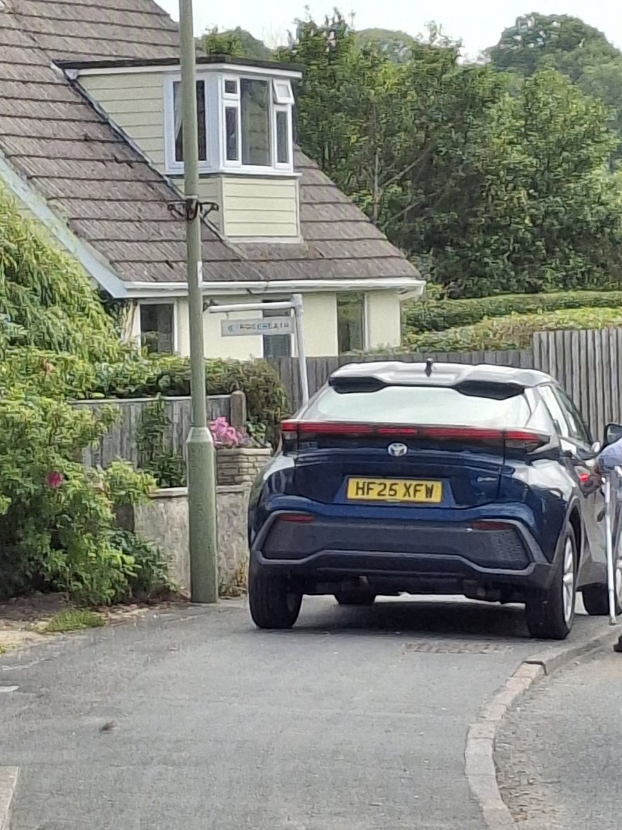 newforestlocal's tweet photo. @HantsPolice how is this ok? Surely they are causing an obstruction? Happens all the time. Bridge Road #Lymington https://t.co/kPXsdqwsct