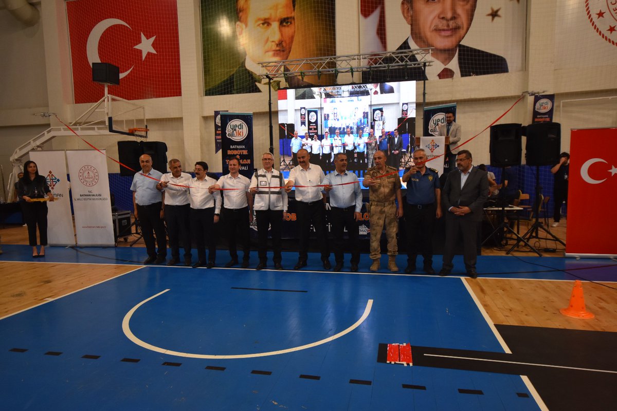 BatmanilMEM's tweet photo. İl Milli Eğitim Müdürlüğümüz tarafından düzenlenen ve gençlerin mühendislik, tasarım ile kodlama becerilerini sergileme imkânı bulduğu, yenilikçi fikirlerin ve projelerin buluşma noktası olan “Yedi-İki Robot ve Teknoloji Festivali” Valimiz Sayın Ekrem Canalp, İl Milli Eğitim Müdürümüz Sayın Yaşar Ciğer ve protokol üyelerinin katılımıyla açıldı.

@tcmeb @Yusuf__Tekin @batmanvaliligi @canalpekrem @yasarciger