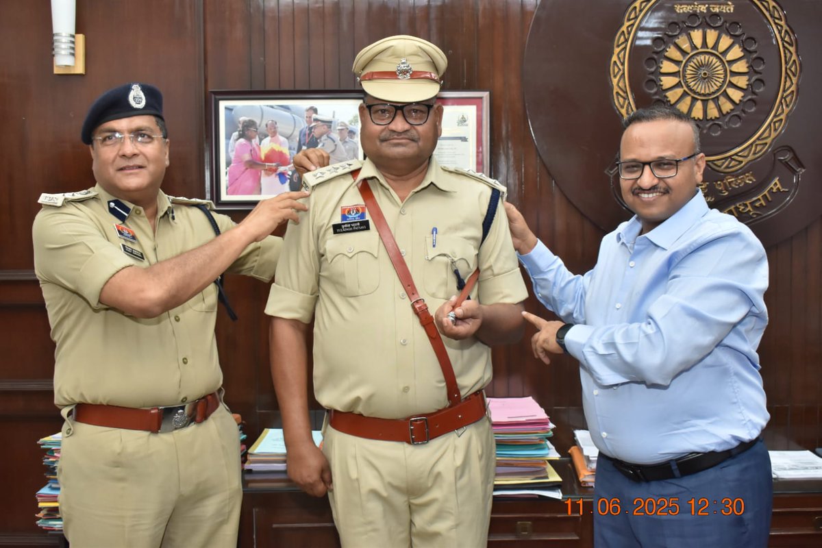 👉 दुर्ग रेंज के 09 निरीक्षक पदोन्नत होकर बने उप पुलिस अधीक्षक।

👉 पुलिस महानिरीक्षक दुर्ग रेंज द्वारा "पीपिंग सेरेमनी" में  स्टार लगाकर किया पदोन्नत।

                 आज दिनांक 11 जून 2025 को पुलिस महानिरीक्षक दुर्ग रेंज श्री राम गोपाल गर्ग (भा.पु.से.) के निर्देशन में "पीपिंग