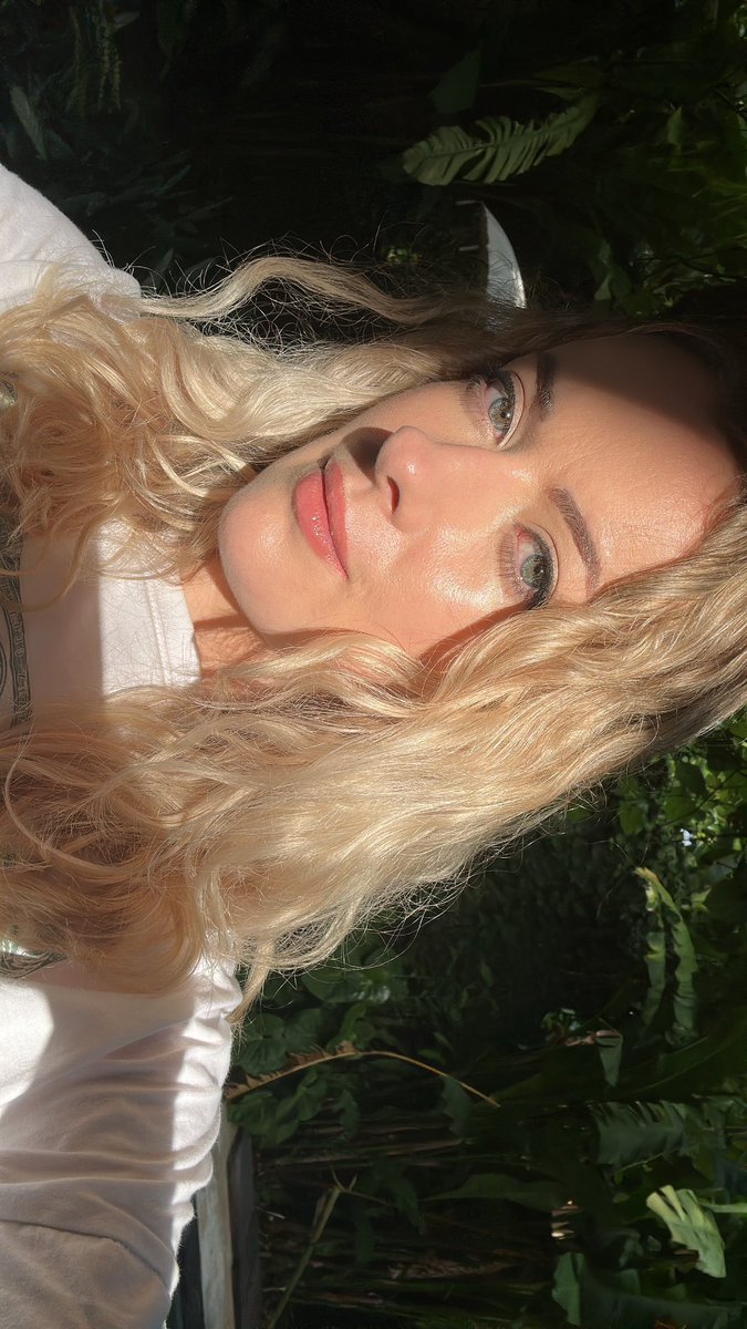 Good afternoon from your green eyed goddess, did you know my hair is naturally almost curly?😆