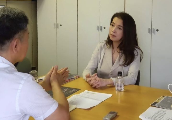 #サラサーテ8月号 巻頭インタビューのために来社のヴァイオリニスト #川井郁子 さん。
さまざまな活動について、興味深いお話をたくさんお聞きしました。6月21日の札幌を皮切りに8月から素敵なツアーがあります。
ライターは #池田卓夫 さん。