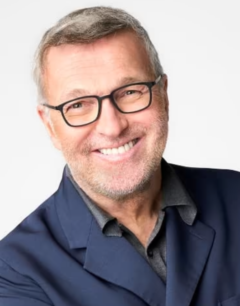 Demain (Jeudi), c'est <a href="/ojosmusic/">OJOS</a> qui sera l'invité de <a href="/ruquierofficiel/">Laurent Ruquier</a> à 17H40 sur #RTL dans #LesGrossesTêtes. Dès 15H30, l'animateur sera entouré de #FrançoisRollin <a href="/IsaMergault/">Isabelle Mergault</a> <a href="/CarolineDiament/">Caroline Diament</a> #YoannRiou <a href="/chantalladesouO/">Chantal Ladesou Off</a> et #AZ. mediasinfosblog.wordpress.com