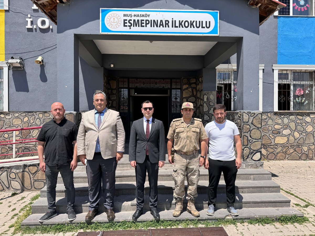 haskoykymkmligi's tweet photo. Kaymakamımız Sayın İsmail Güney, İlçe Milli Eğitim Müdürü Necdet Bozyel ve İlçe Jandarma Komutanı Taha Ali Özkök ile birlikte Eşmepınar İlk ve Ortaokulunu ziyaret ederek öğrencilerimizle sohbet etti ve okulda yürütülen faaliyetler ile ilgili yetkililerden bilgi aldı. https://t.co/zUiqfk93dk