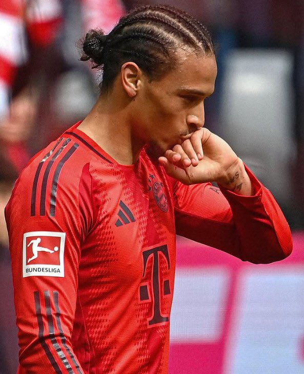 🗣️ Sane: “Lukas Podolski günlerdir beni Galatasaray’a gitmem için arıyor. Mesut ise en doğru kararın Galatasaray’a gitmem olduğunu söyledi.”