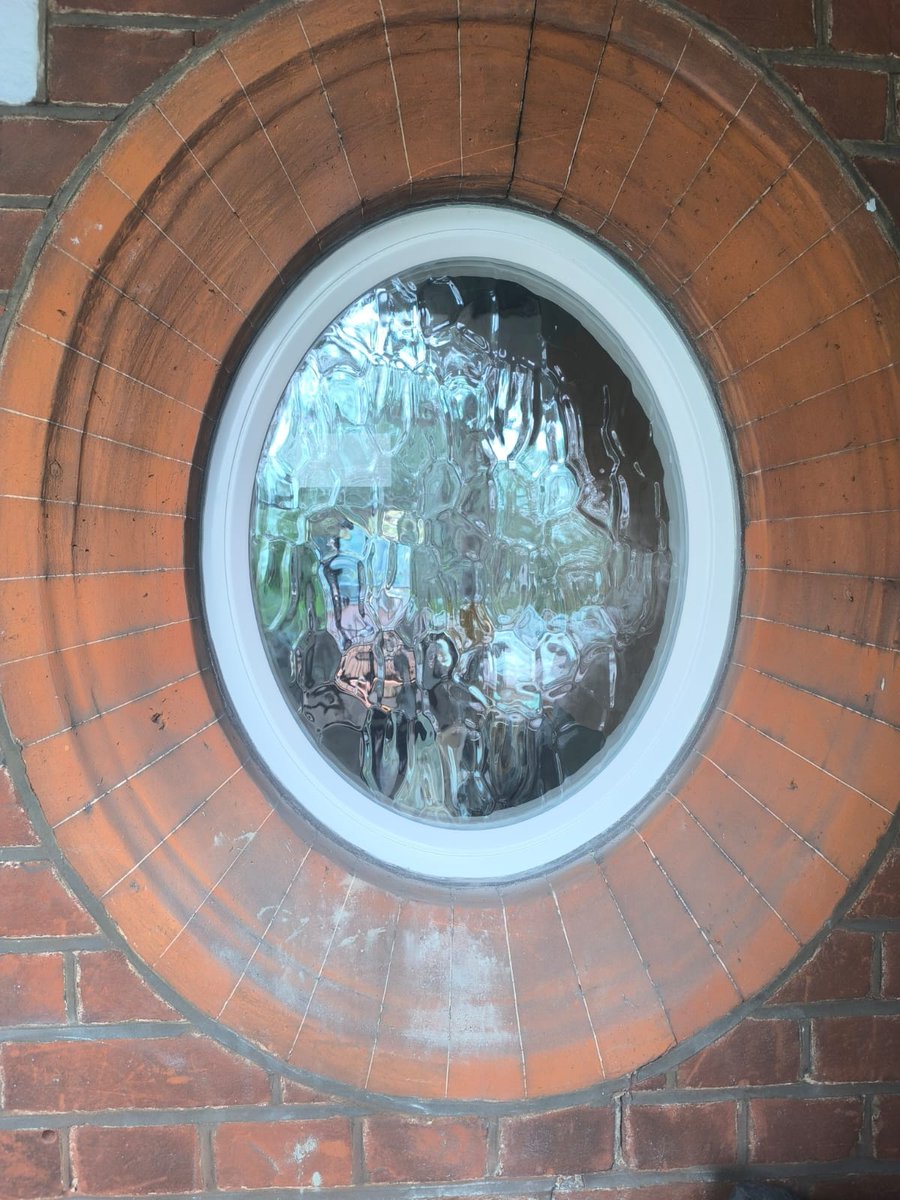 InterfusionLtd's tweet image. 🔵 Perfectly Round. Perfectly Crafted. 🔵

A bespoke timber round window, seamlessly fitted into original brickwork.
With textured privacy glass, it’s both beautiful and functional

#RoundWindow #BespokeJoinery #HeritageHomes #MadeInLondon #CraftsmanshipMatters #TimberWindows