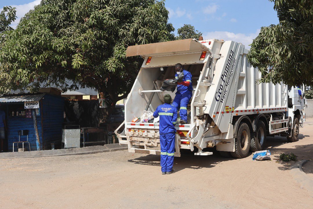 faz_trust's tweet photo. 👏 Hats off to President @edmnangagwa for taking real steps toward a cleaner Harare. With @GeoPomonaZW now rolling out garbage collection across the city, we're finally seeing action where it counts. Clean streets, healthier communities. ♻️🧹 #CleanHarare #GeoPomona #ZimRising https://t.co/Wwtk958PFv