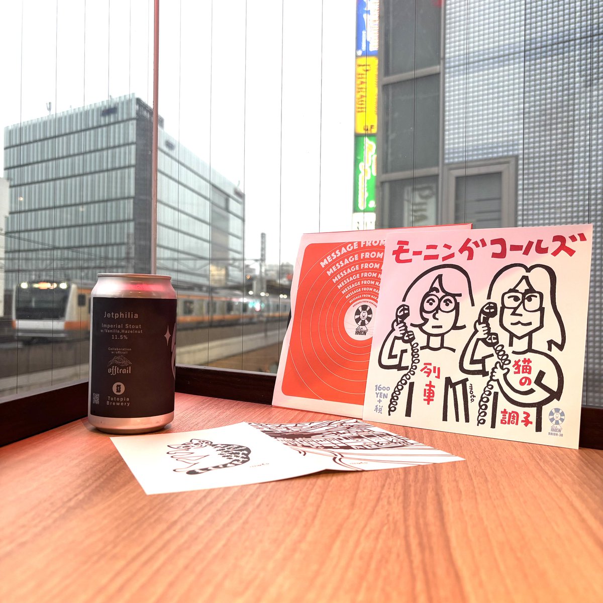 moja_maru_'s tweet photo. モーニングコールズ、
レコードになりました。
A面で叩かせてもらってます。
B面はサスケのドラムも聴けちゃうよ。

昨日公開のドキュメンタリー番組"電話スペシャル"では、2月にやった自主企画の一部も見られます💥

↓モーニングコールズの電話スペシャル↓
https://t.co/c5tDSfEJgJ https://t.co/EiH2QzAzDO