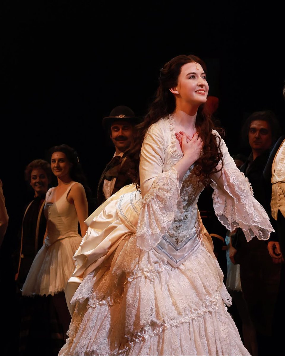 PhantomOpera's tweet image. Even after the curtain falls, the magic of #PhantomLondon lingers ✨
Colleen Rose Curran as Christine.
📸 yiwen_yiiiiii
