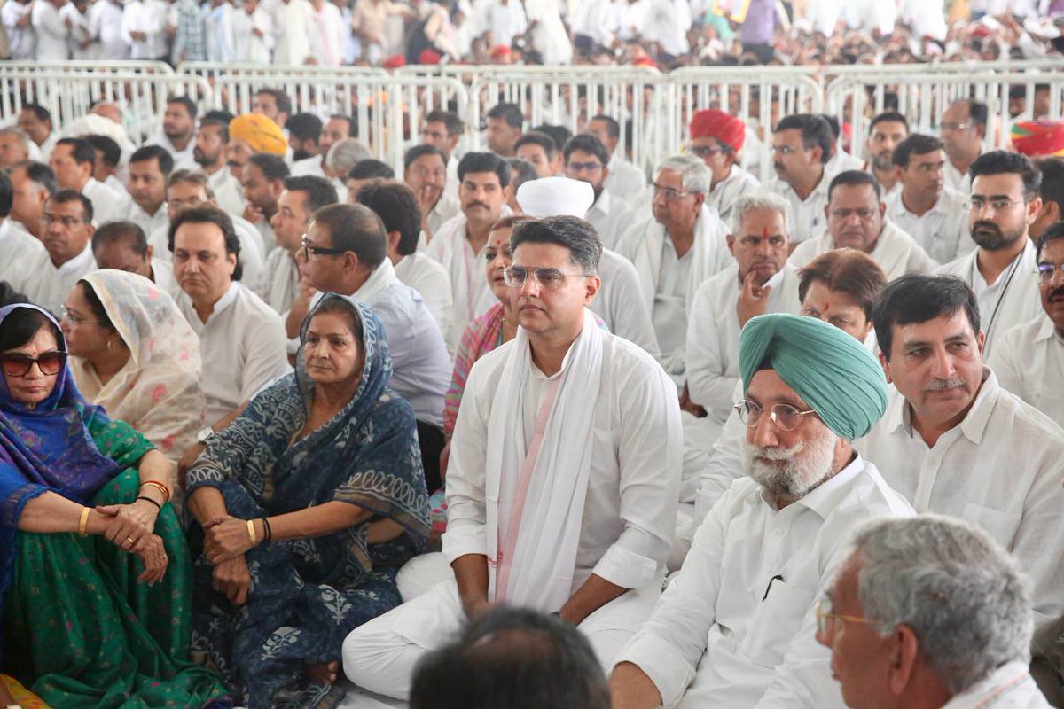 SachinPilot's tweet photo. स्व. राजेश पायलट जी की 25वीं पुण्यतिथि पर भण्डाना, जिला दौसा में सर्वधर्म प्रार्थना सभा का आयोजन किया गया। 

इतना समय बीत जाने के बाद भी उनकी सादगी, साहस और सेवा के रास्ते पर चलकर बहुत कुछ सीखा जा सकता है।

कार्यक्रम में राजस्थान प्रभारी श्री सुखजिंदर रंधावा जी, पूर्व मुख्यमंत्री श्री अशोक गहलोत जी, प्रदेश कांग्रेस अध्यक्ष श्री गोविंद सिंह डोटासरा जी, राजस्थान के नेता प्रतिपक्ष श्री टीकाराम जूली, म.प्र. प्रभारी श्री हरीश चौधरी जी, राजस्थान के सहप्रभारी सचिव श्री चिरंजीव राव, श्री मकवाना सहित कांग्रेसी सांसद, विधायक,पूर्व मंत्री, पूर्व विधायक, पार्टी पदाधिकारी, कार्यकर्ता और आमजन ने भाग लिया और स्व. राजेश पायलट जी को श्रद्धांजलि अर्पित की।

प्रेरणा दिवस, सर्वधर्म प्रार्थना सभा
📍भण्डाना, दौसा