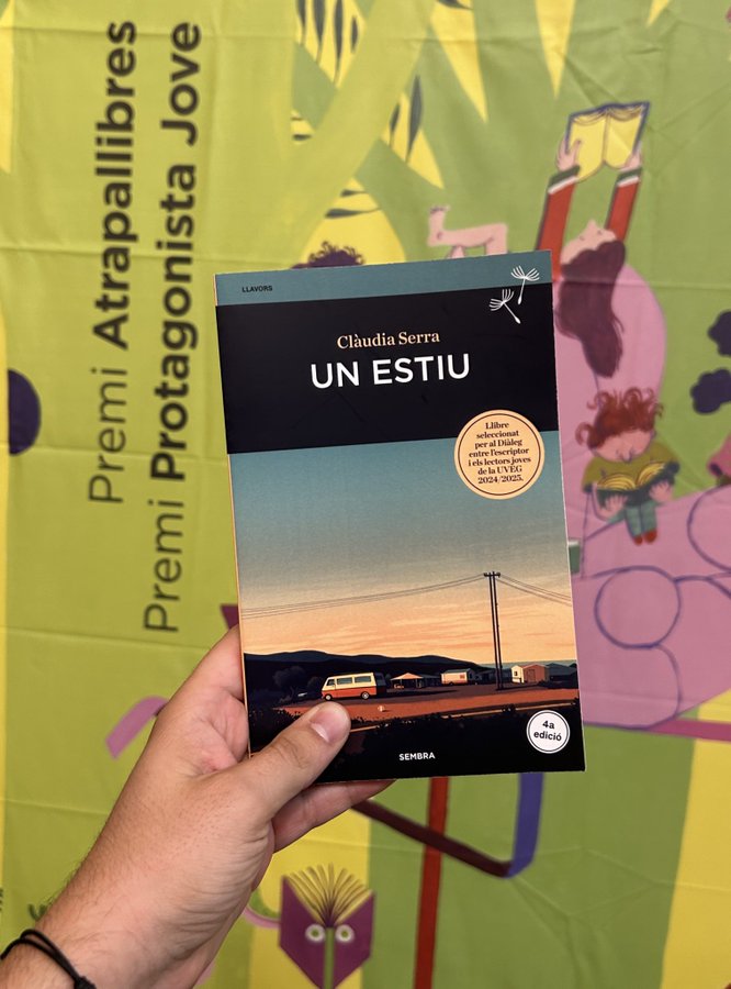Vicent Olmos (@vicentolmos2) on Twitter photo Una nominació més que merescuda
«Un estiu», de <a href="/ClaudiaSerraG/">Clàudia Serra</a>, membre del consell assesor de la col·lecció de narrativa de l'<a href="/editorialafers/">editorial afers</a>, ha estat nominat al premi Protagonista Jove 2025-2026 organitzat per l'<a href="/Ibbycat_Consell/">Ibbycat | Consell Català de LIJ</a> Una nominació més que merescuda
«Un estiu», de <a href="/ClaudiaSerraG/">Clàudia Serra</a>, membre del consell assesor de la col·lecció de narrativa de l'<a href="/editorialafers/">editorial afers</a>, ha estat nominat al premi Protagonista Jove 2025-2026 organitzat per l'<a href="/Ibbycat_Consell/">Ibbycat | Consell Català de LIJ</a>