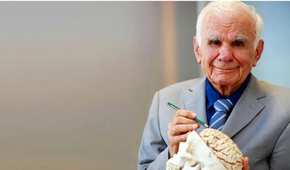 Geliştirdiği teknikler nedeniyle Amerikan Beyin Cerrahları Birliği tarafından “Yüzyılın Beyin Cerrahı” seçilen Gazi Yaşargil, vefat etti.

Binlerce insana şifa verdi, nice hayata umut oldu. Sadece ülkemiz için değil, tüm insanlık için eşsiz bir değerdi.

Allah rahmet eylesin.