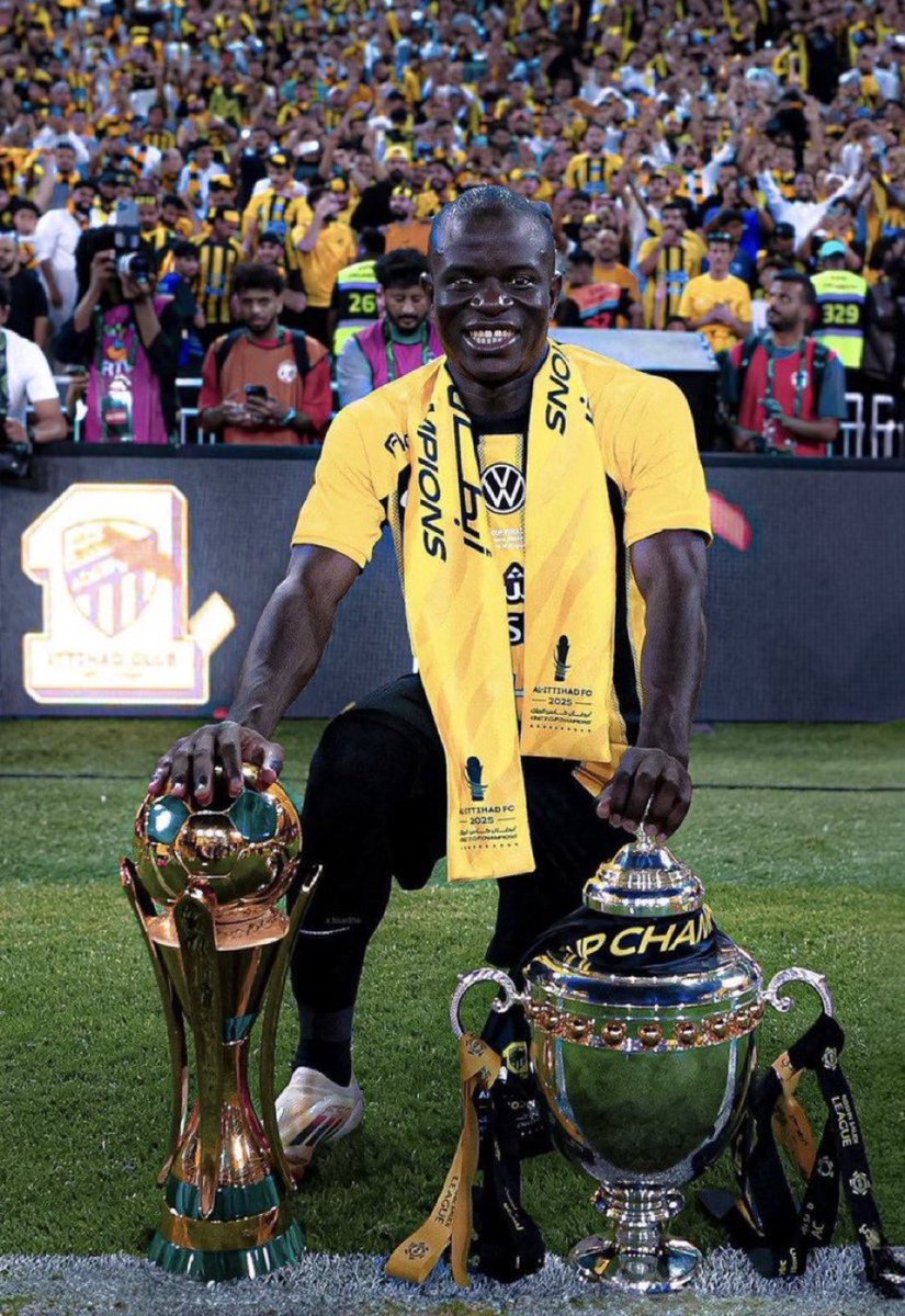 لم يكن يهم كم المبلغ الذي سيعرضونه .. لكن فكرة التضحية بأحد نجومك لخصم من خصومك المباشرين هي ليست صفقة .. بل امر اشبه ببيع روح هذا الفريق .. 

هناك حسابات اكبر من البيع و الشراء و الامور المالية في كرة القدم ..