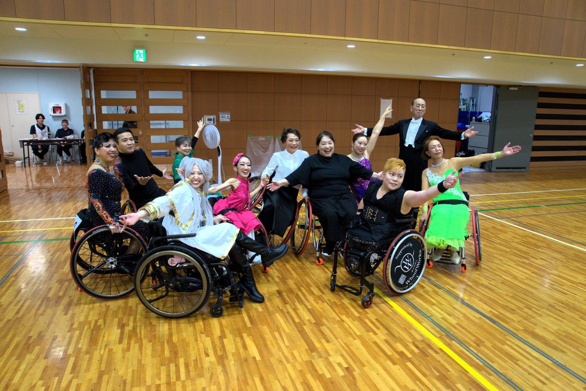 2025JPDSAパラダンススポーツ選手権
～オープン戦～
.
本大会では、より多くの方にパラダンススポーツを知ってほしいと想い、
「選手」だけの大会ではない、
色んな方にパラダンススポーツの楽しさを実感してほしい
と、『オープン戦』という独自のカテゴリーを設けました。