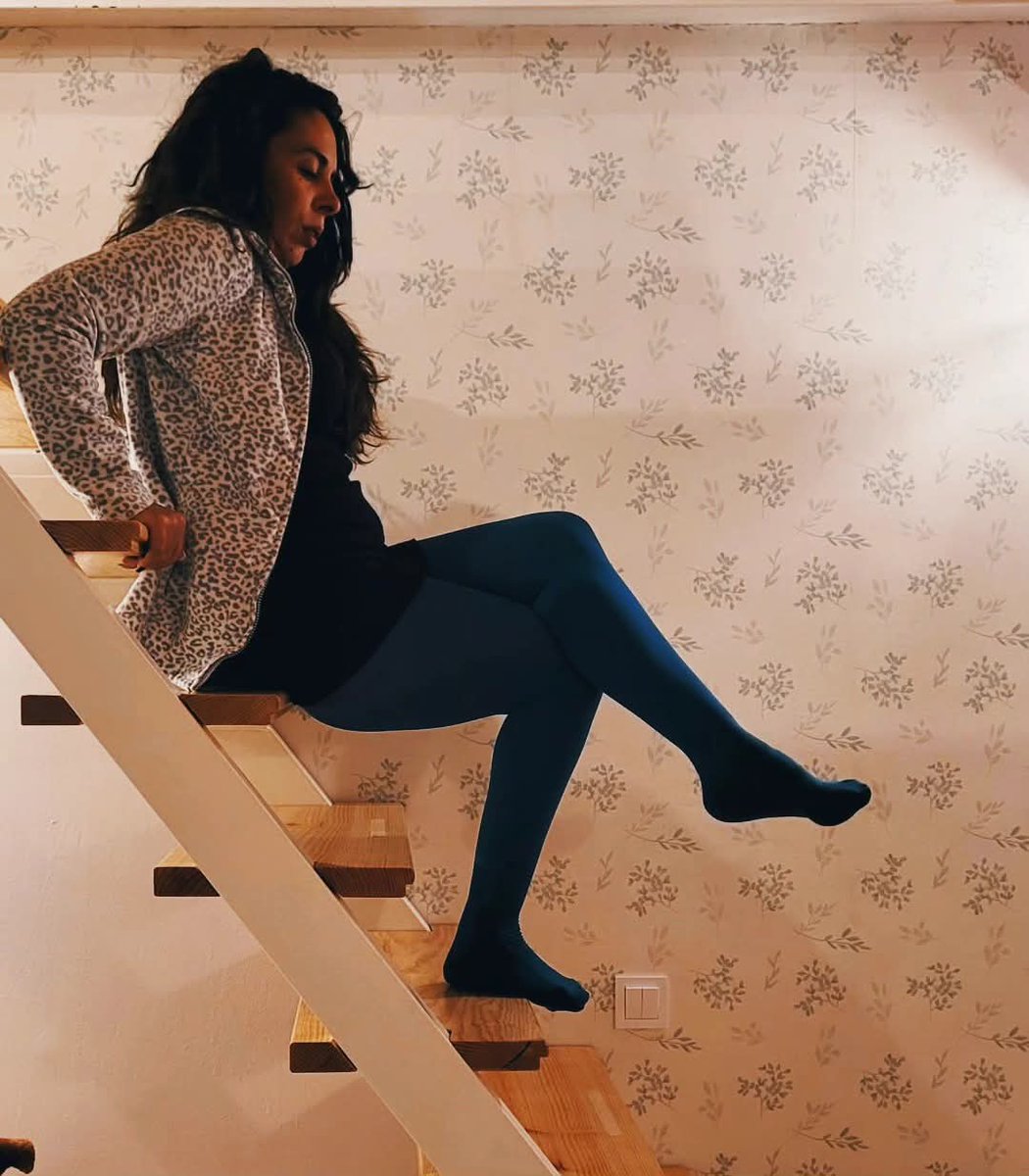 En las noches de luna,
un niño en cuarto menguante 
me visita en mi alcoba.
Lo abrazo con rabia y ternura
hasta que se me convierte en piedra.