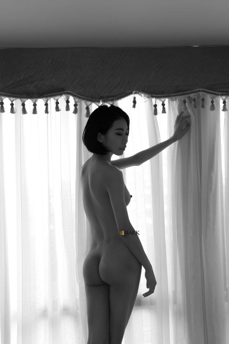 就露一点点，不露多。