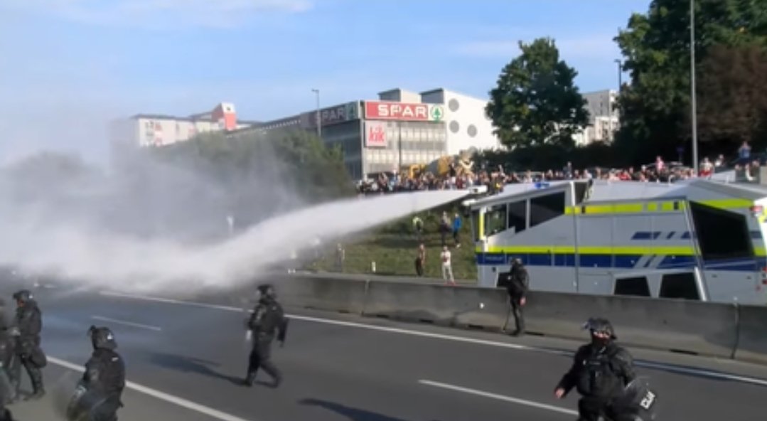 Danilo Grašič (@danilograsic) on Twitter photo Ljudem je <a href="/vladaRS/">Vlada Republike Slovenije</a> poslala fiktivne stotisočevrske zneske.
Koliko, da so vredne njihove hiše.
Tega denarja niso in ne bodo nikoli videli.
Hiše bodo v 30 letih večinsko v lasti države, ob 1,45% davku.
Večina ljudi, tega denarja nima.
Robert Golob, pošlji si vodni top na servis! Ljudem je <a href="/vladaRS/">Vlada Republike Slovenije</a> poslala fiktivne stotisočevrske zneske.
Koliko, da so vredne njihove hiše.
Tega denarja niso in ne bodo nikoli videli.
Hiše bodo v 30 letih večinsko v lasti države, ob 1,45% davku.
Večina ljudi, tega denarja nima.
Robert Golob, pošlji si vodni top na servis!