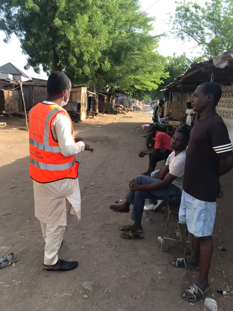 ajevoh's tweet photo. AJEVOH🇨🇲a marqué la Journée Mondiale de l'Environnement à #Garoua !🌱 Nos équipes ont sensibilisé les ménages et marchés de Roumdé Adjia et Demsaré aux dangers du plastique, encourageant des alternatives durables. 💚 #JourneeMondialeDeLEnvironnement 
#PutYoungPeopleFirst https://t.co/NtiM8XkhEf