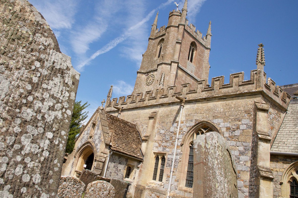 The pretty village of Avebury offers plenty of history and unique things to do throughout the year. Plan your visit this season… bit.ly/4gJGHWe