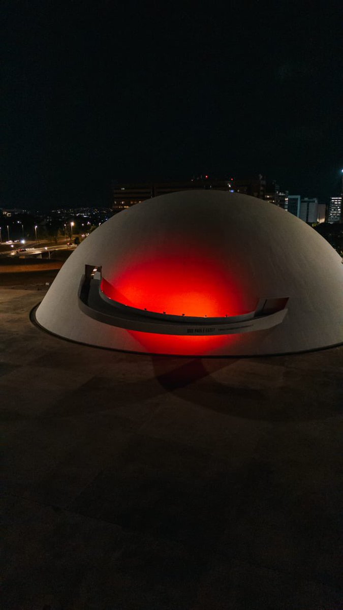 Brasília está ainda mais linda nesta semana, com a iluminação em comemoração ao Ano do Intercâmbio da Amizade Brasil-Japão e à chegada de Sua Alteza Imperial a Princesa Kako à cidade. Vejam os monumentos com as cores da bandeira do Japão até o dia 19!