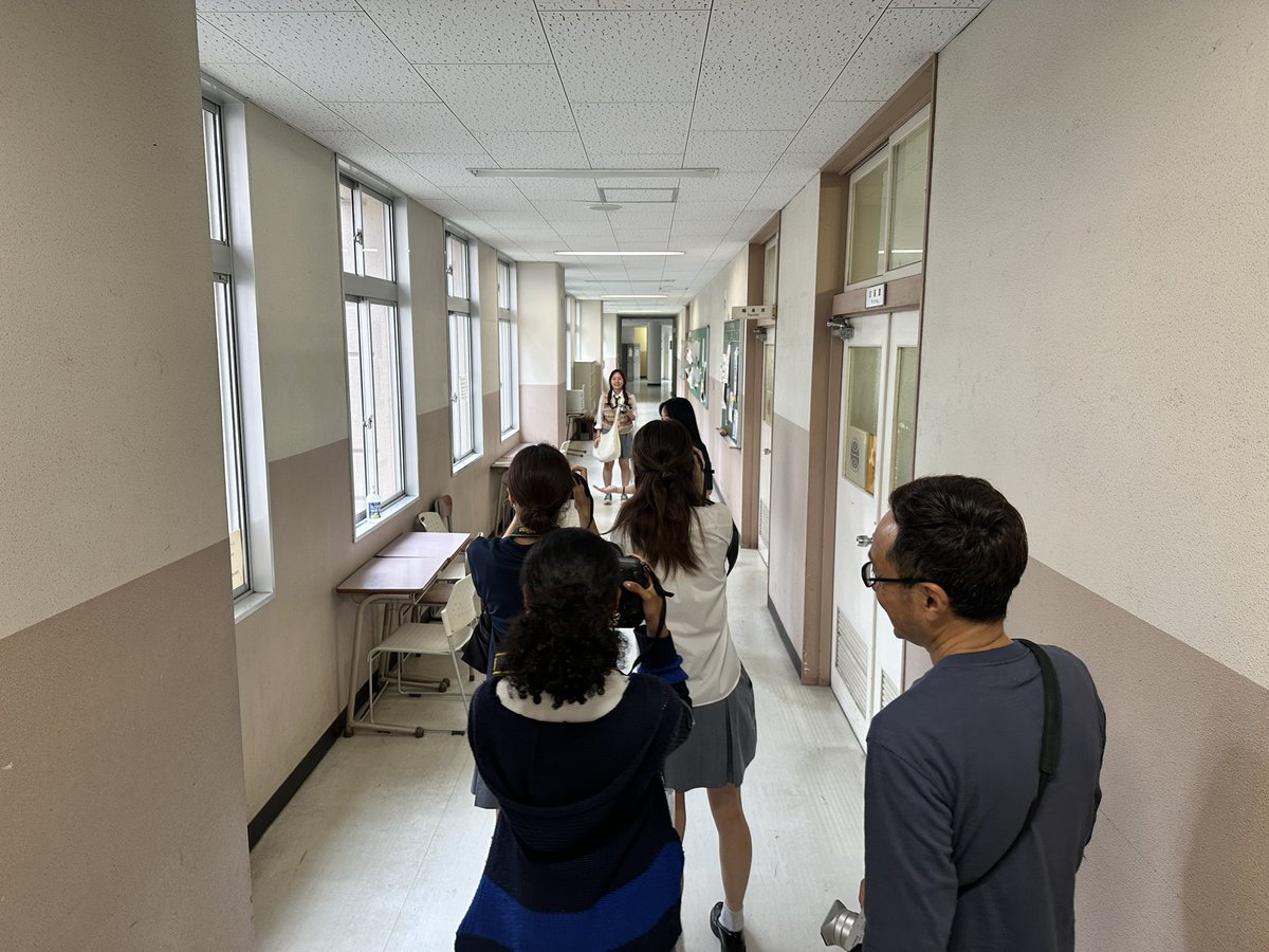 kokusai_hs's tweet image. 2025.06.11
今日の国際理解科目(2年生選択)の様子です。
「演劇」では、ミュージカルのオーディションを行っていました。
「映像A」では、雨が降ってしまったので公園へは行かず、校内で写真撮影を行いました。