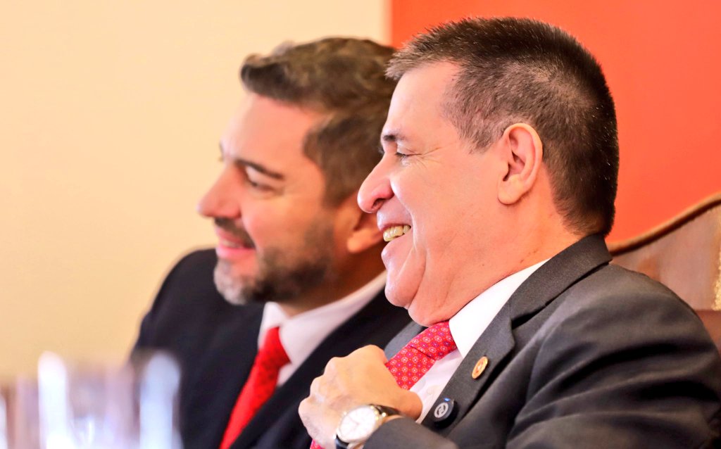 𝑹𝒐𝒅𝒐𝒍𝒇𝒐 𝑮𝒐𝒏𝒛𝒂𝒍𝒆𝒛 𝑯 #𝟐𝟑 (@elrolfi_py) on Twitter photo Vicepresidente de la República, <a href="/AllianaPedro/">Pedro Alliana</a> , destaca el trabajo de dirigentes colorados en Ñeembucú con las más de 3 mil afiliaciones.
"Con Honor, acompañamos el liderazgo de mi querido amigo <a href="/Horacio_Cartes/">Horacio Cartes</a> ", publicó Alliana, tras el encuentro con el titular de la Vicepresidente de la República, <a href="/AllianaPedro/">Pedro Alliana</a> , destaca el trabajo de dirigentes colorados en Ñeembucú con las más de 3 mil afiliaciones.
"Con Honor, acompañamos el liderazgo de mi querido amigo <a href="/Horacio_Cartes/">Horacio Cartes</a> ", publicó Alliana, tras el encuentro con el titular de la