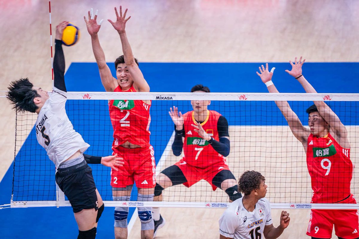 volleytrails's tweet photo. JUST IN: 🇯🇵 Japan opened their #VNL2025 campaign with a win against 🇨🇳 China : 25-23, 25-14, 25-22. #volleyball #バレーボ 

📸 @volleyballworld https://t.co/p9UvRNH3LQ
