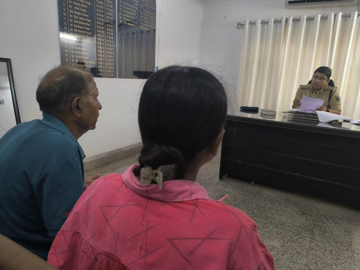 आज दिनांक-11.06.25 को  अनुमंडल पुलिस पदाधिकारी सदर-1, पटना के द्वारा प्रत्येक दिनों के भाँति अपने कार्यालय में आम जनता की #शिकायतों को सुना गया एवं संबंधित पुलिस पदाधिकारी को विधि-सम्मत कार्रवाई हेतु आवश्यक दिशा-निर्देश दिया गया! 
<a href="/EastSP_Patna/">CITY SP (East) Patna</a> 
<a href="/PatnaPolice24x7/">Patna Police</a>