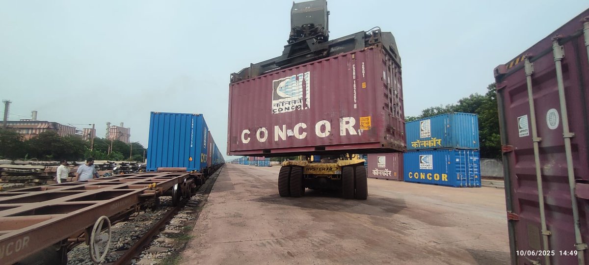 Due to efforts of Sr DCM ,Sr DOM of GTL Division, CONCOR, under the guidance of DRM/GTL, a new stream of traffic -MDF Boards has been successfully captured. The loading is being carried out through containers  from RCG to SCIC Siding, generating approx earnings of ₹53.20 lakhs.