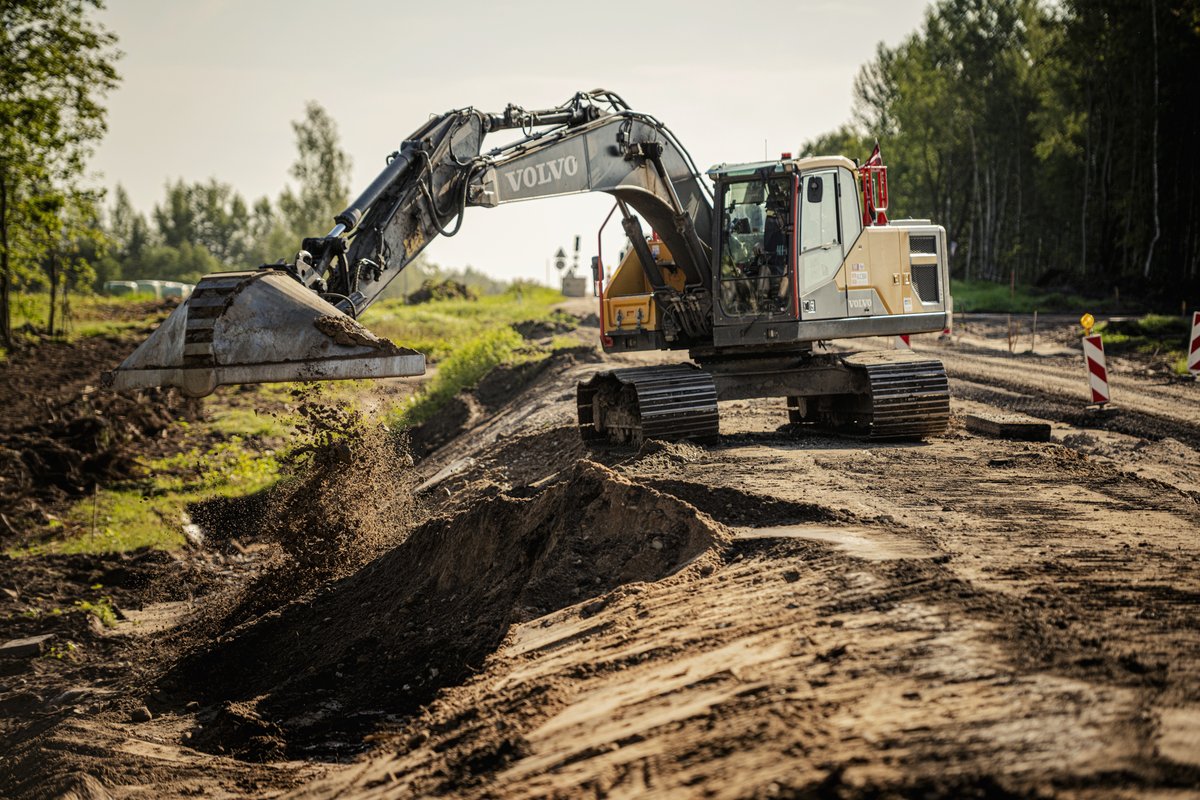 🟨Ludzā sākta Rēzeknes šosejas (A12) pārbūve 4 km garumā, kas turpināsies līdz novembra beigām. 🚦Pašlaik tur ir trīs reversās kustības posmi ar luksoforiem un posma izbraukšanai vajadzēs 35 minūtes. Plašāka informācija par plānotajiem darbiem šeit  👉 ej.uz/4tyg