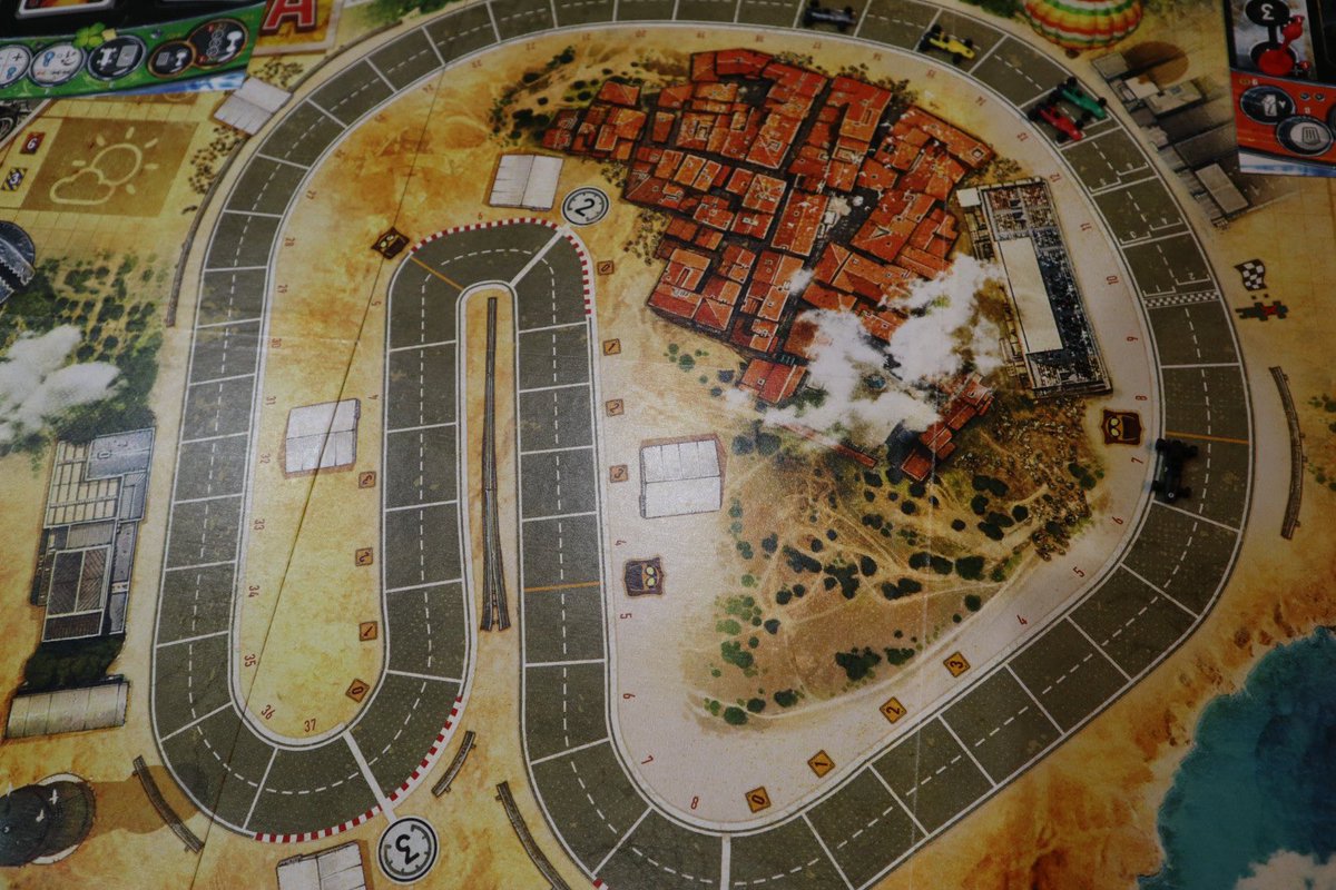 aya_boardgames's tweet photo. ヒート🏎️✨
カードの数字でコマを進めてゴールを目指す、レースゲーム!
各自同じデッキを使い、手札を7枚にする！引き運もあるけど、どのカードを使うか残すか捨てるかも重要��、色々考えることあって面白い😄
この日は夫がダントツで、2位は私、3位はK氏でした〜🏆
#ボードゲーム　#ヒート https://t.co/Rh4oziqPbL