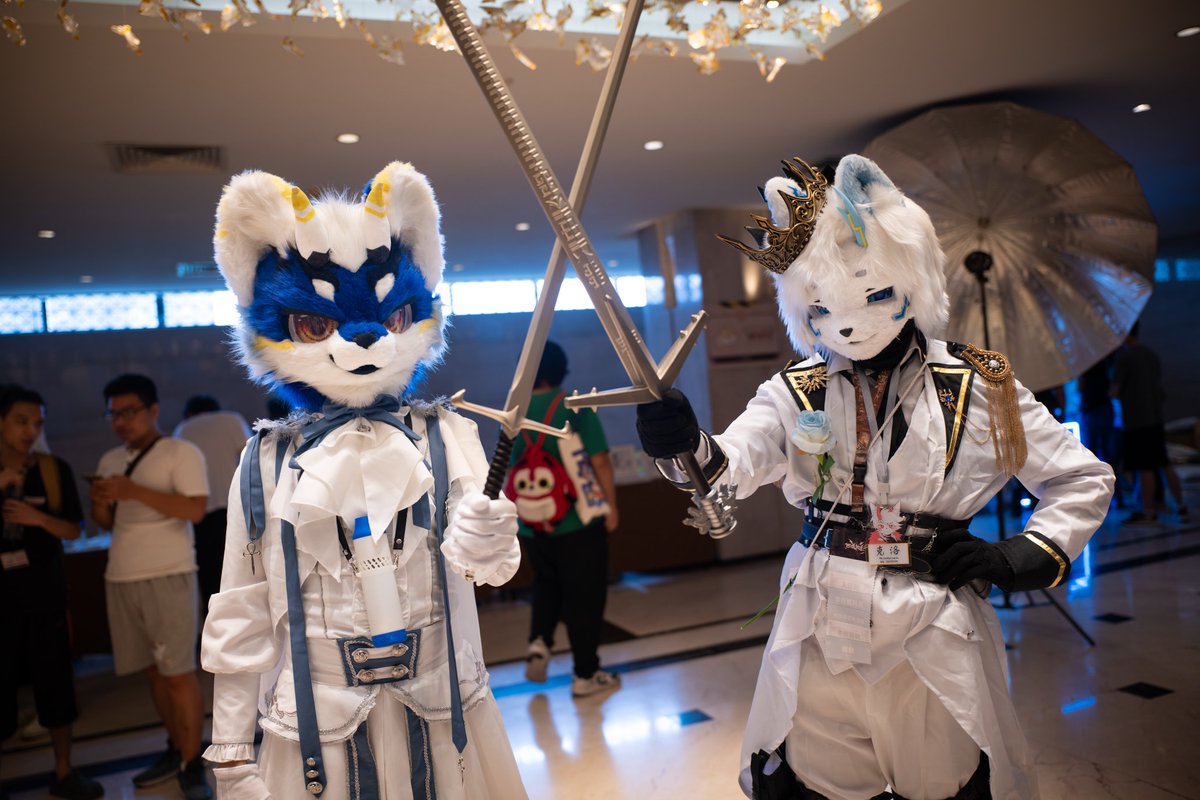 “海洋的子嗣，山峦的后裔，随着两位君主交剑仪式的完成，今后同舟共济，永不分离...”

🌊海誓山盟🌊
也是和渔澜劳斯合的一张～
之后日系头也会穿这身的！
毛k头和日系头交替着发w

🐟：渔澜
📷：米欧 <a href="/DreameoL85783/">米欧Dreameo</a>

#FursuitEveryday
#FursuitFriday 
#fursuiter 
#fursuit 
#furry