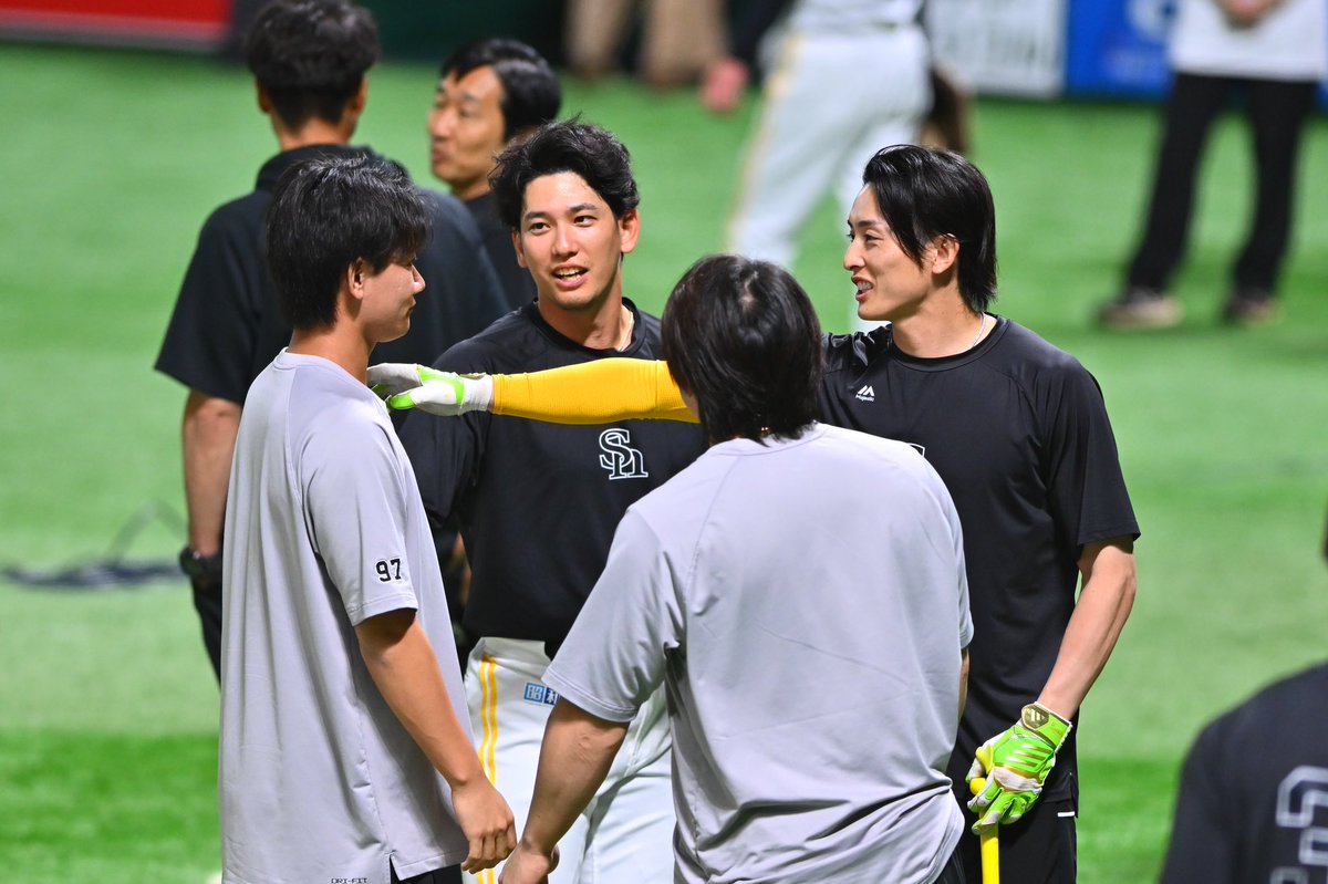 Kodainkya's tweet photo. 巨人 #井上温大 投手が前日に頭部死球を与えた #周東佑京 内野手に謝罪。

周東選手も笑顔で応じていました。

Photo by Takatada Furukawa

#sbhawks #鷹フル https://t.co/PcEdlbF09X