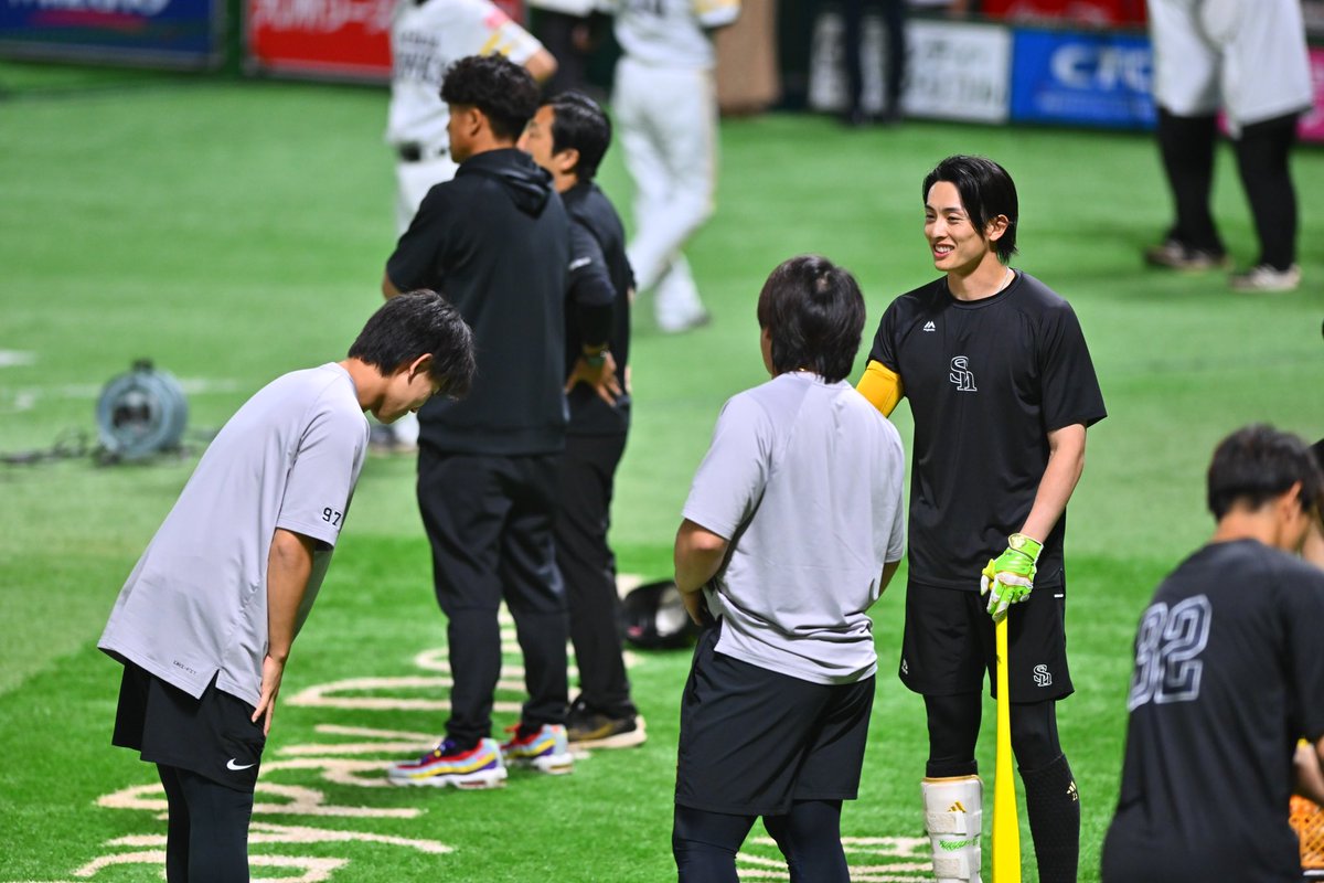 Kodainkya's tweet photo. 巨人 #井上温大 投手が前日に頭部死球を与えた #周東佑京 内野手に謝罪。

周東選手も笑顔で応じていました。

Photo by Takatada Furukawa

#sbhawks #鷹フル https://t.co/PcEdlbF09X