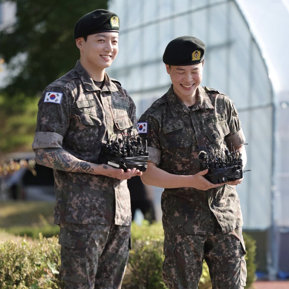 bpthaber's tweet photo. K-pop grubu BTS’in üyeleri Jimin ve Jungkook, Güney Kore ordusundaki 18 aylık zorunlu hizmetlerini tamamlayarak terhis oldu. https://t.co/NOvpdFn53A