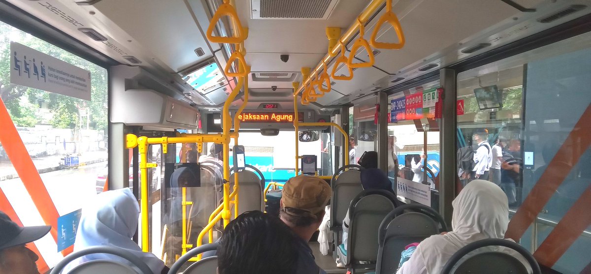 Ayo Naik Truk via Jalur Langit 👍🏻
.
.

Transjakarta Minitrans
PT Bianglala Metropolitan
BMP-240425
7B| KAMPUNG RAMBUTAN - BLOK M via KORIDOR 13
Isuzu NQR 81
Transliner MD - Tri Sakti