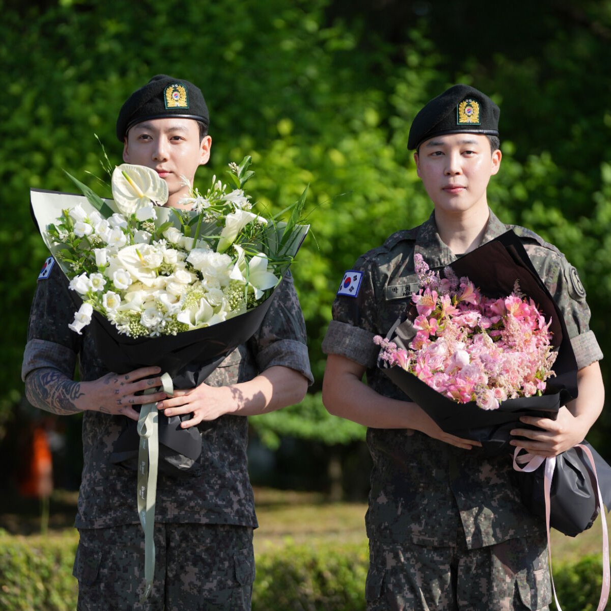 bpthaber's tweet photo. K-pop grubu BTS’in üyeleri Jimin ve Jungkook, Güney Kore ordusundaki 18 aylık zorunlu hizmetlerini tamamlayarak terhis oldu. https://t.co/NOvpdFn53A