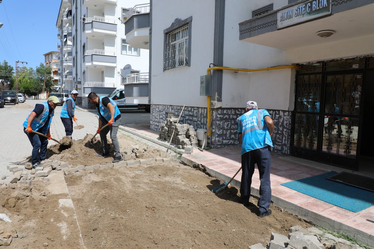 🚜🩼 Ekiplerimiz tarafından Yol Bakım ve Onarım çalışmalarımız devam ediyor.

🚜🩼 Xebatên temîrkirin û tamîrkirina rê ji aliyê ekîbên me ve berdewam dikin.

Camikebir  Mahallesi