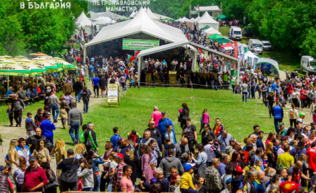 BOOST_ProjectEU's tweet photo. 🎉 The BOOST Project at the National Sheep Breeders' Festival 🇧🇬🐑

We  are proud to announce that our partner BGGA presented the BOOST Project  at the XIII National Sheep Breeders' Festival held from May 30 to June  1, 2025, near the historic Peter and Paul Monastery, Lyaskovets!🌿

Under the theme "Livelihood, traditions and folklore for the industry and the whole family!", the event attracted nearly 200,000 visitors and showcased the best of Bulgaria’s agricultural sector, traditions, and local food.

🌟 Highlights:

✅ The BOOST Project featured at the BGGA stand.
✅ Special visit from the President of Bulgaria, Mr. Rumen Radev!
✅ Presentation of BGGA’s activities and a heartfelt gift – homemade organic chili pepper jam 🌶️💚

A big thank you to everyone who stopped by – your support helps us continue empowering rural communities and preserving traditions through innovation.

📸 Check out more from the event here: https://t.co/KcOETK4t6r

#BOOSTProject #BGGA #Agriculture #TraditionAndInnovation #NationalSheepBreedersFestival #Bulgaria #FarmToTable #FolkloreFestival