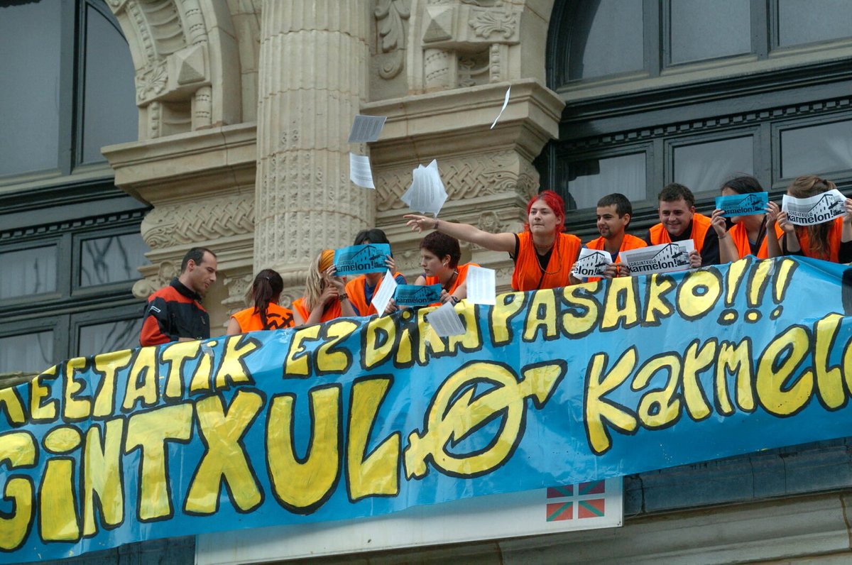 2004/06/11. Bilboko gazte mugimenduak ekintza bat egin zuen Bizkaiko Foru Aldundiko balkoian, gaztetxeen aurkako erasoak eta Santutxuko Sorgintxulo gaztetxearen itxiera saiakera salatzeko.

[Argazkia: Jon Hernaez]  

#BilboHariGorria 
#Sorgintxulo