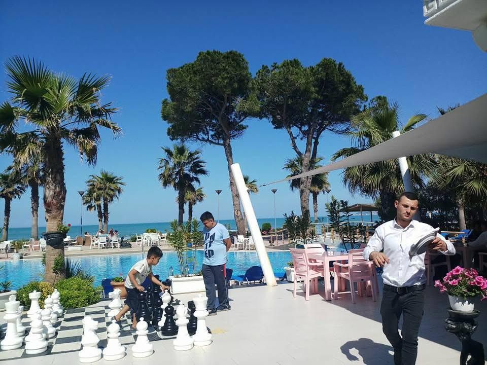 Nivaanplays's tweet image. Who says chess can&apos;t make a splash? 😎♟️
Took the game literally to another level — chess on water side! 💦🏖️
Focus stays dry, even when the board doesn&apos;t.

#ChessEverywhere #NivaanKhandhadia #FloatingGame #ChessVibes #YoungGrandmaster #MindOverWater