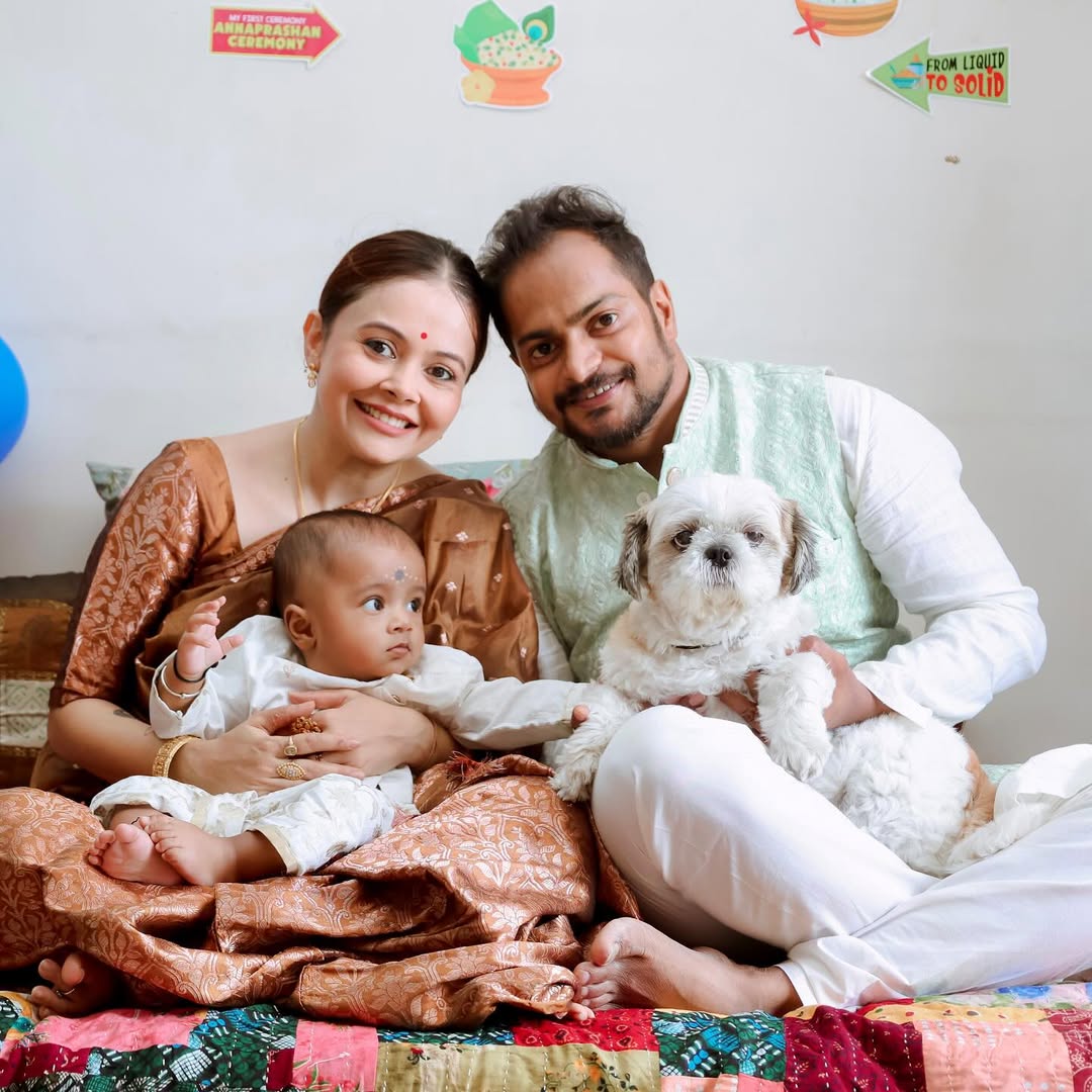 DelhiTimesTweet's tweet image. #DevoleenaBhattacharjee and #ShanawazShaikh reveal their baby boy Joy’s face on the occasion of his rice ceremony  

‘With folded hands and hearts full of gratitude, we celebrated our beloved son’s Annaprashan, Joy’s first sacred taste of Anna (rice),’ writes the actress