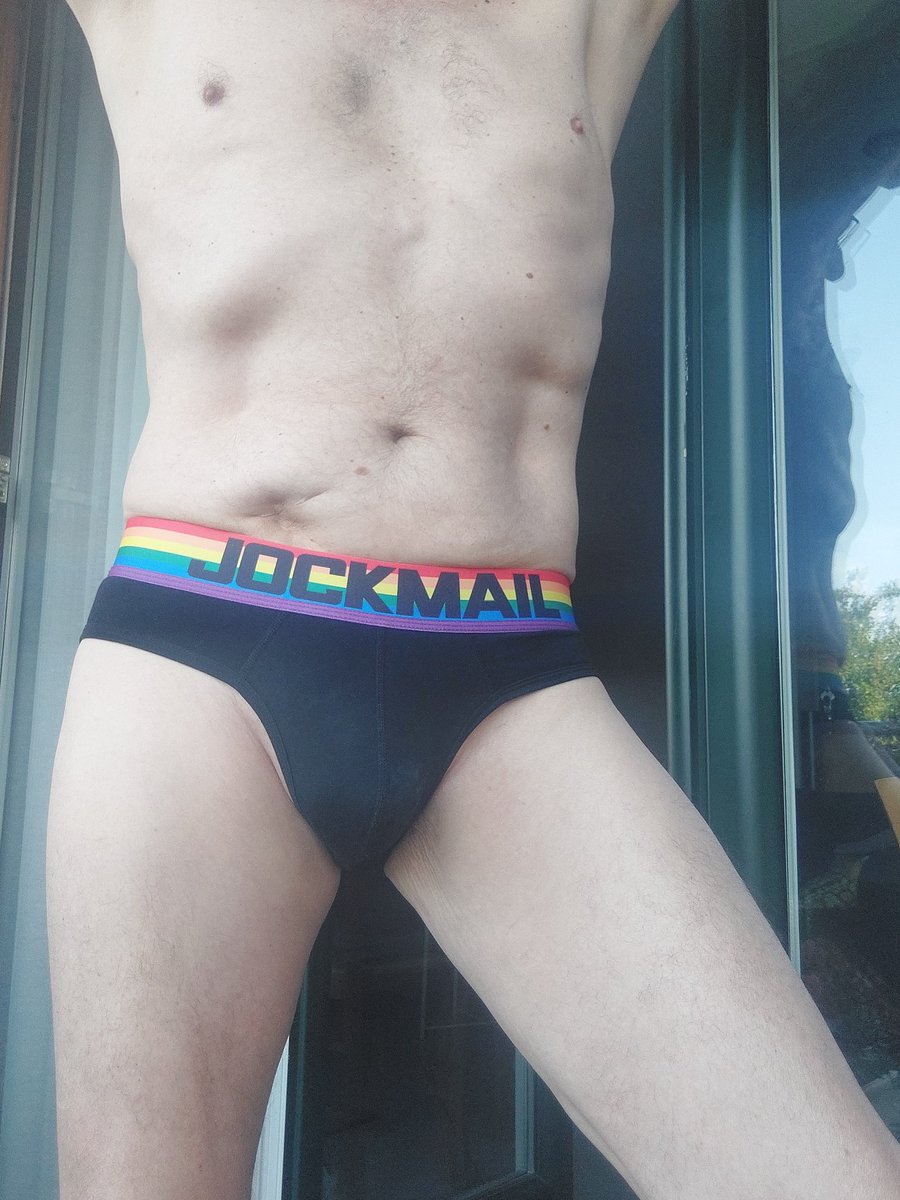 Le ☀️ va être chaud aujourd'hui !  Le temps est superbe dès le matin, sur mon balcon. Qui me rejoint pour boire un café ? Ou autre.... 😈
The ☀️ is going to be very hot today ! The weather is superb from the morning, on my balcony. Who joins me for a coffee? Or whatever 😈😈