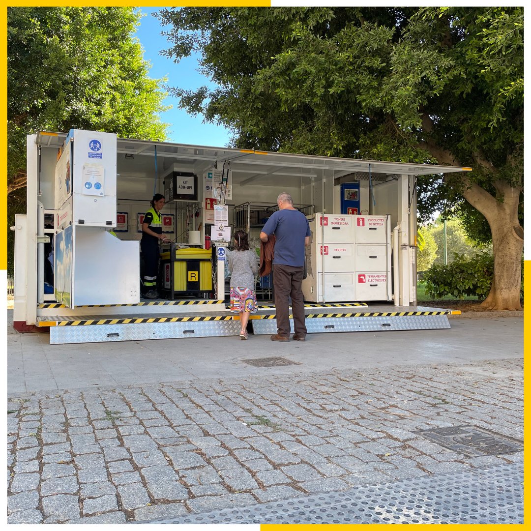 ValenciaNetaVLC's tweet photo. Troba els #ecoparcs mòbils de l'@AjuntamentVLC i l'@Emtre_AMV a:

📍 #VaraDeQuart: C/Dr. Pérez Feliu-C/Fra Juníper Serra ➡️ C/Emili Lluch-C/Torrent
📍 #Campanar: C/Aparicio Albiñana, 2 ➡️ C/Vicente Guillot García
📍 #ElGrau: Mercat del Grau
📍 #Benifaraig: Pl. Vicent Torregrosa Valls