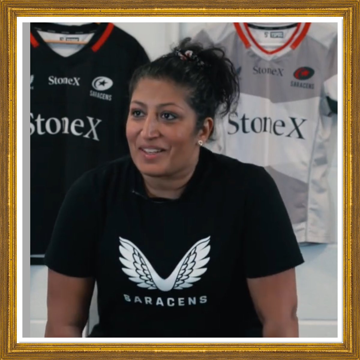 7️⃣ BEHIND THE SCENES HERO – WOMEN 🙌 <a href="/MelanieAntao/">Melanie Antao</a>

Team manager. Stats queen. Problem solver. From data to logistics to fan queries, Mel does it all to keep <a href="/SaracensWomen/">Saracens Women</a> running smoothly 📊🧠

➡️ Calm, committed, and absolutely crucial.

#SarriesFamily ⚫🔴 | #ThanksMel