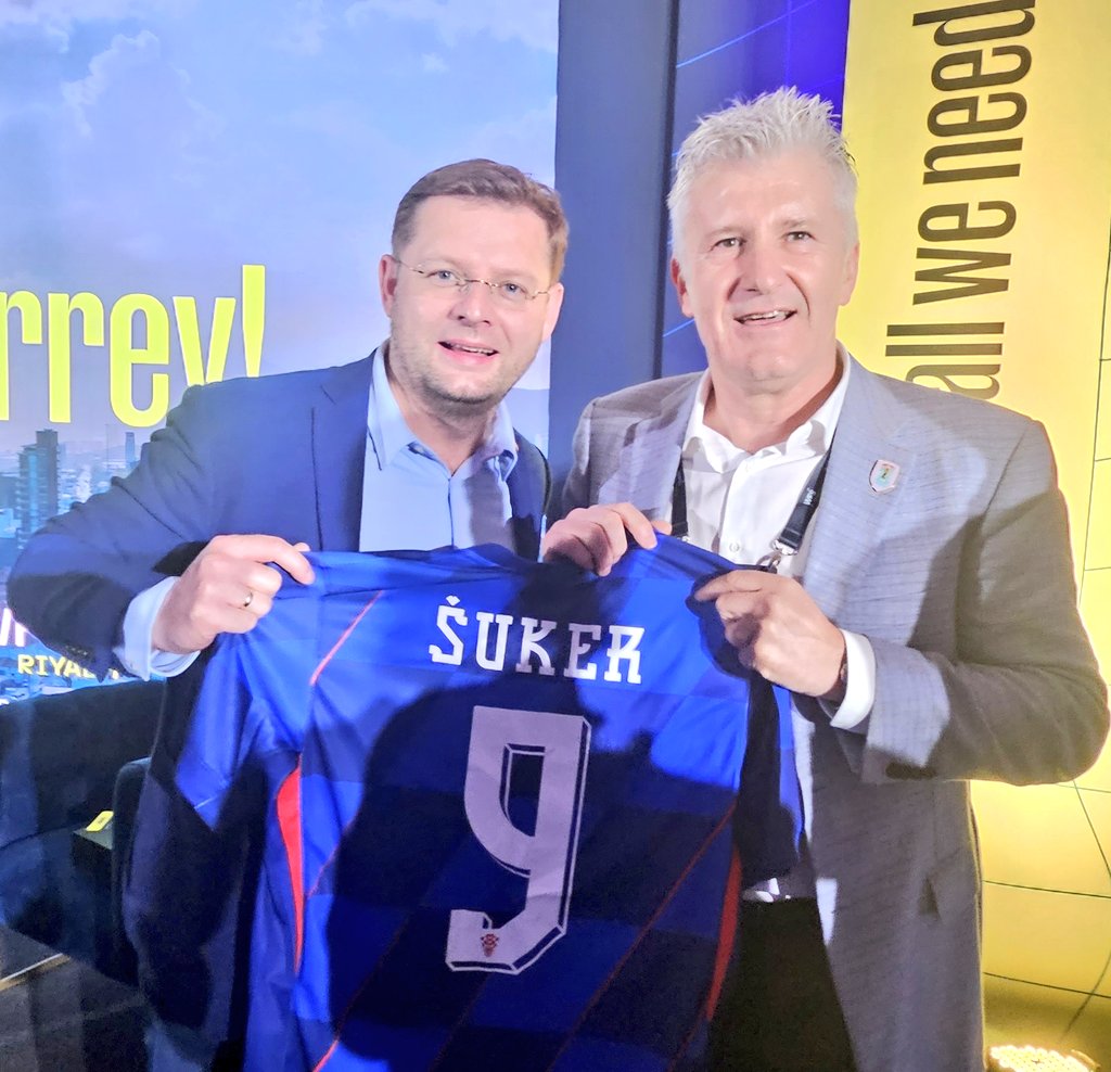 JaroszOlivier's tweet image. 🌍⚽️ Engaging discussions 3️⃣6️⃣5️⃣ days ahead of the @FIFAWorldCup with incredible sessions at the @WFSummit in Monterrey 🇲🇽!
Now, all eyes turn to the Club World Cup and great chat with leyenda #DavorŠuker Today more with the #PitchSideMonitor 🔎