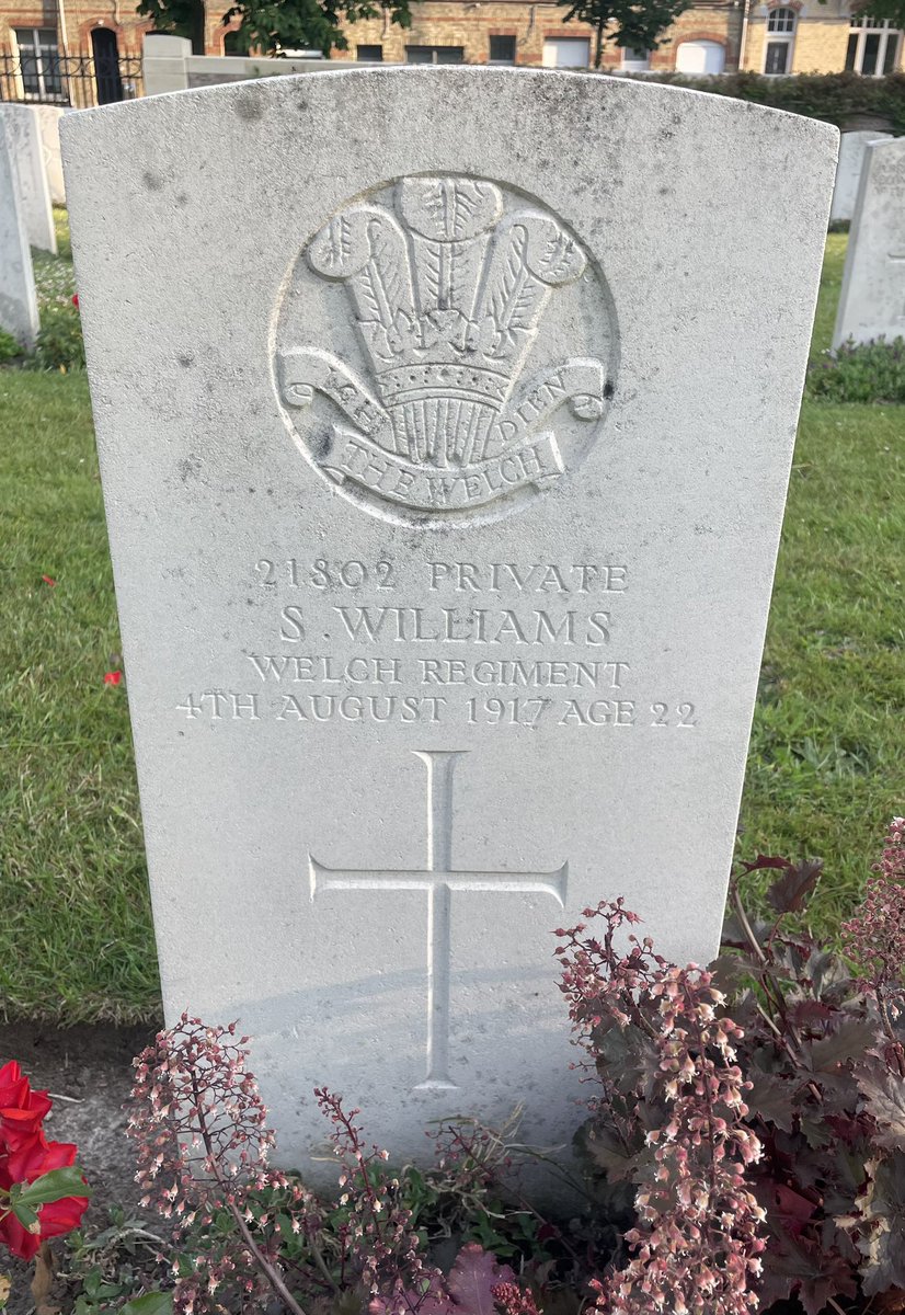 albymarch_alan's tweet image. Ypres Reservoir Cemetery @CWGC #Belgium 
A Soldier of The Great War
S.Williams
M.Fennelly
#WelchRegiment