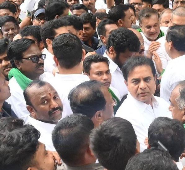 కాళేశ్వరంపై కమిషన్ విచారణకు బీఆర్‌కే భ‌వ‌న్‌ వద్దకు చేరుకున్న <a href="/BRSparty/">BRS Party</a> అధినేత‌, తెలంగాణ తొలిముఖ్య‌మంత్రి #కేసీఆర్ 
కేసీఆర్ గారికి సంఘీభావంగా పాల్గొన్న మాజీమంత్రి వర్యులు #పువ్వాడ అజయ్ కుమార్ గారు <a href="/KTRBRS/">KTR</a> గారి ఆధ్వర్యంలో బీఆర్‌కే భ‌వ‌న్‌ వద్దకు చేరుకున్న వేలాది మంది కార్యకర్తలు.