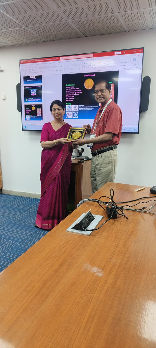 ICGEBNewDelhi's tweet photo. Dr. Sneh Lata Pareek, Group Leader, @ICGEBNewDelhi being felicitated by Prof. Henry Daniell after her insightful session on Genome Editing Approaches in Plants at the ongoing 5-day ICGEB Workshop on Carbon Capture and Biofuels, led by the #MetabolicEngineeringGroup.

#ICGEBWorkshop2025 #GenomeEditing #PlantBiotech #CarbonCapture #Biofuels #ICGEB
