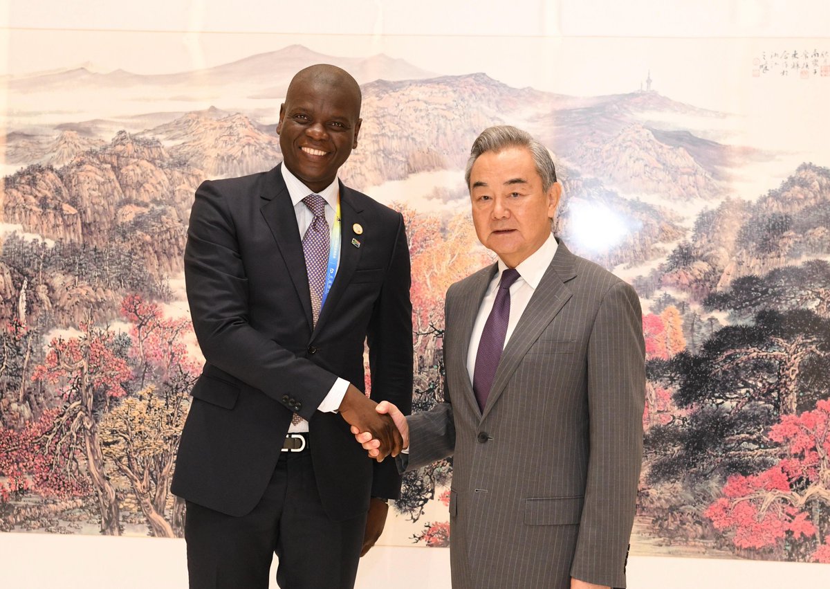 DIRCO_ZA's tweet photo. #SAinChina🇿🇦🇨🇳 | Minister of International Relations and Cooperation, Mr Ronald Lamola, Meeting with his counterpart, Foreign Minister of the People's Republic of China, Mr Wang Yi in Changsha, 11/06/2025.
#SAChinaRelations🇿🇦🇨🇳
#BilateralRelations
📷: Katlholo Maifadi/DIRCO https://t.co/dTh2N7TDsM